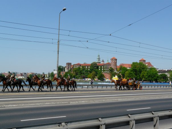 1.maj parada konjanika, u pozdaini Wawel, kraljevska utvrda i dvorac