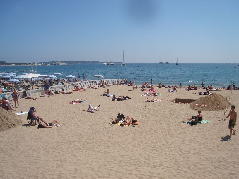 Pješčana plaža u Cannesu