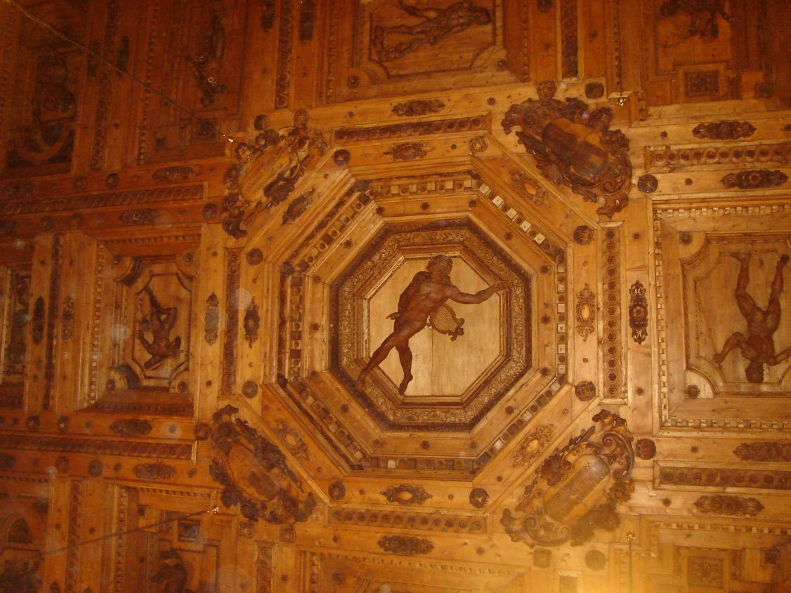 Drvena skulptura Apolona na stropu učionice