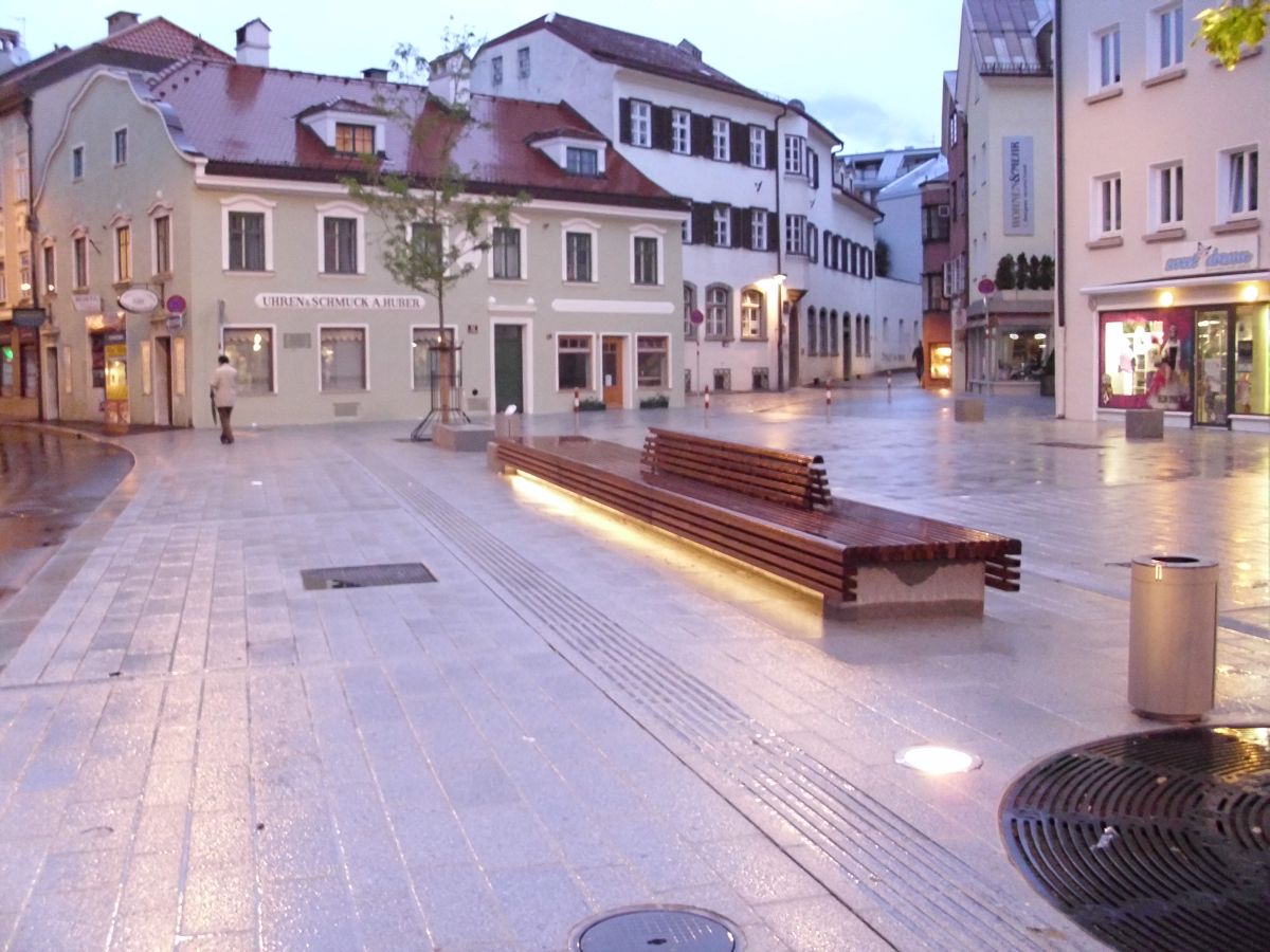 Prazan trg, a tek je 21 h