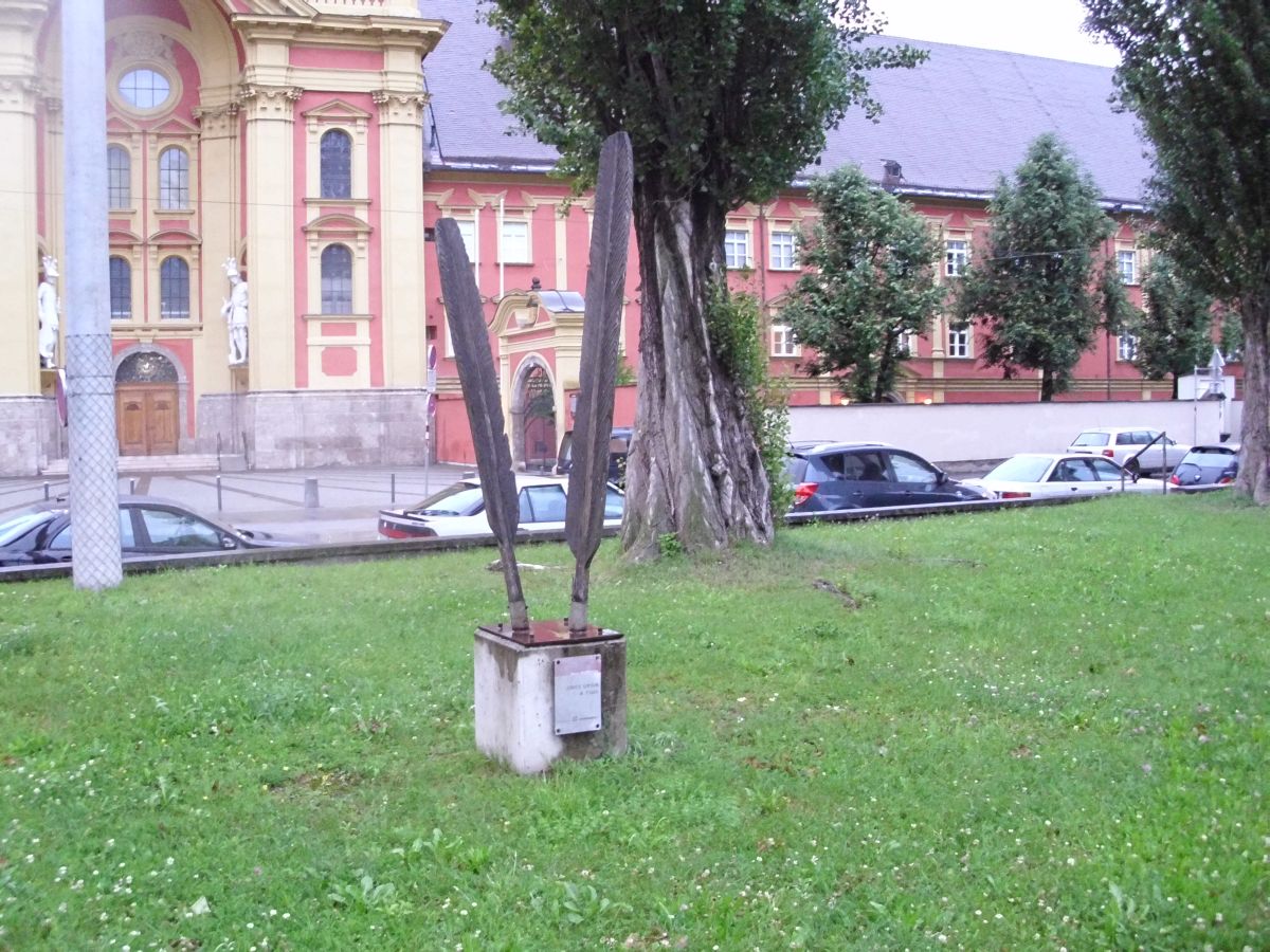 Skulptura pred samostanom 2