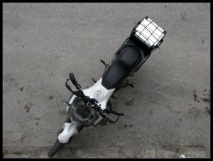 Ja zafućkam, ona doleti pod prozor