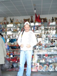 012 U suvenirnici provjeravamo kape